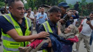 Inundaciones catastróficas matan a más de 353 en Nepal y Tíbet