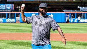 El Lápiz Consciente lanza la primera bola en el Citi Field