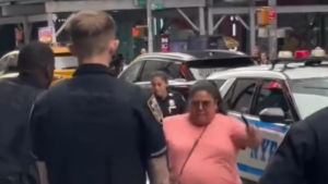 La Policía de Nueva York abate una mujer tras apuñalar a dos personas